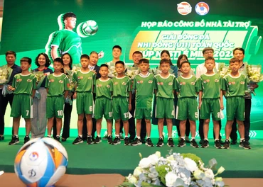 Các cầu thủ U11 tham dự giải đấu. 