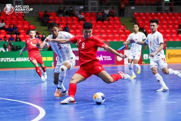 Minh Quảng (số 8) ghi bàn cho futsal Việt Nam. (Ảnh AFC)