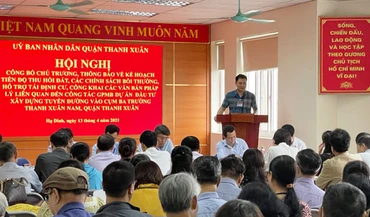 Ban quản lý dự án quận Thanh Xuân thông tin đến người dân về chính sách bồi thường, hỗ trợ tái định cư khi triển khai dự án xây dựng tuyến đường vào cụm 3 trường, phường Thanh Xuân Nam.