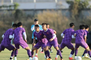 Phan Văn Đức được tăng cường thể lực trong ngày trở lại đội tuyển. (Ảnh: VFF)
