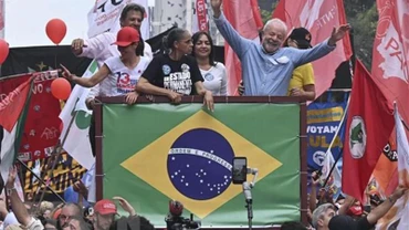 Ứng cử viên Tổng thống Brazil Luiz Inácio Lula da Silva (phải) tại cuộc vận động tranh cử ở Sao Paulo, Brazil, ngày 29/10/2022. (Ảnh: AFP/TTXVN)