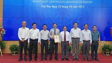 Lãnh đạo UBND thành phố Cần Thơ trao chứng nhận cho chủ đầu tư Khu công nghiệp Vĩnh Thạnh.