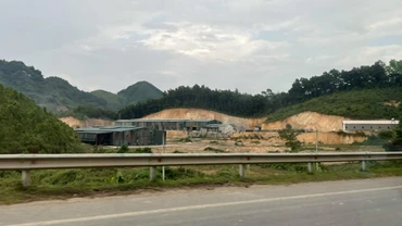 Một nhà xưởng “mọc” lên trên đất lâm nghiệp ở xã Quảng Chu (Chợ Mới). 