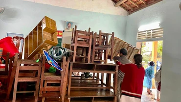 Các trường học tại vùng thấp trũng Hương Trà từ chiều 14/10 đã cho học sinh nghỉ học, đồng thời kê cao bàn ghế, đồ đạc để tránh đợt mưa lũ lớn.
