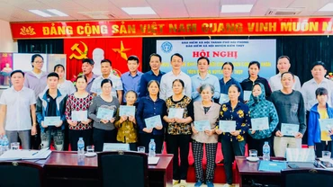 Trao thẻ Bảo hiểm y tế tặng người dân có hoàn cảnh khó khăn ở 2 xã Du Lễ và Thuận Thiên (huyện Kiến Thụy).