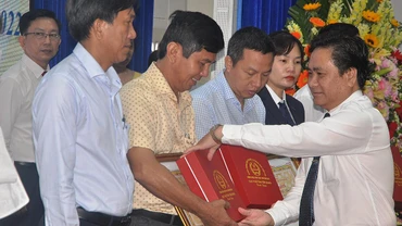 Đồng chí Trần Văn Dũng trao Bằng khen của UBND tỉnh Tiền Giang cho các tổ chức chấp hành pháp luật thuế năm 2021.