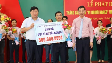 Đại diện Công ty cổ phần Đường Quảng Ngãi trao biểu trưng ủng hộ 500 triệu đồng vào Quỹ “Vì người nghèo” tỉnh Quảng Ngãi. 