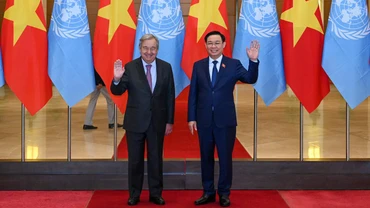 Chủ tịch Quốc hội Vương Đình Huệ và Tổng Thư ký Liên hợp quốc Antonio Guterres chụp ảnh lưu niệm tại buổi tiếp.