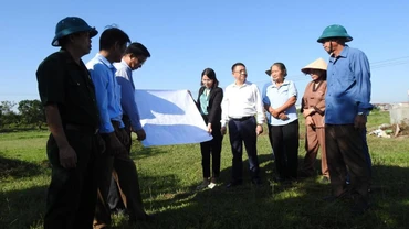 Lãnh đạo UBND huyện Mê Linh vận động người dân thực hiện công tác giải phóng mặt bằng. (Ảnh: Vũ Cường)