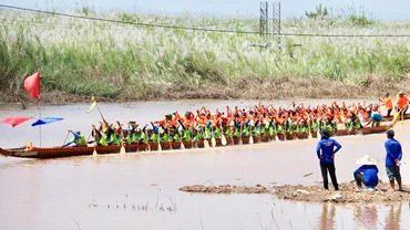 Lễ hội Bun Xuồng-hưa (Lễ hội Đua thuyền) tại thủ đô Vientiane là hoạt động đặc sắc thu hút đông đảo khách du lịch.