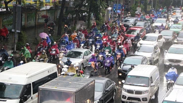 Đường Nguyễn Trãi vẫn đông nghịt phương tiện vào thời điểm hơn 9 giờ sáng 20/10.