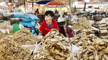 Quầy bán thực phẩm trong một chợ đầu mối tại thủ đô Vientiane, Lào. 