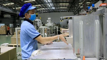 Sản xuất bao bì carton tại Công ty TNHH In bao bì YUTO Việt Nam, khu công nghiệp Quế Võ, tỉnh Bắc Ninh.