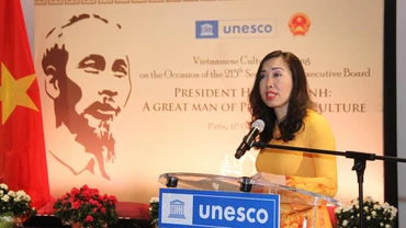 Trợ lý Bộ trưởng Ngoại giao Lê Thị Thu Hằng phát biểu tại sự kiện tôn vinh Chủ tịch Hồ Chí Minh ở Trụ sở UNESCO. 