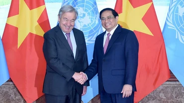 Thủ tướng Phạm Minh Chính và Tổng Thư ký Liên hợp quốc António Guterres chụp ảnh trước khi vào hội kiến.