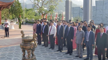 Các đại biểu dâng hương tại Đền thờ Bác Hồ tại Quảng trường Tây Bắc.