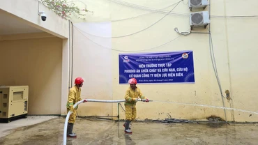 Công nhân Công ty Điện lực Điện Biên thực hành kỹ thuật PCCC.