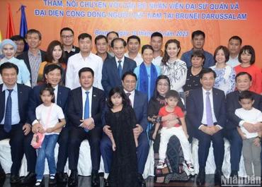 Thủ tướng Phạm Minh Chính và Phu nhân chụp ảnh lưu niệm với bà con cộng đồng người Việt Nam tại Brunei Darussalam.