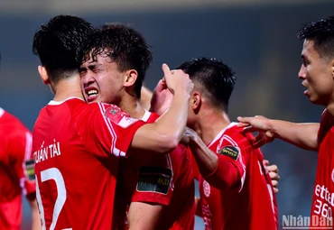 Danh Trung ăn mừng cùng các đồng đội sau khi gỡ hòa 1-1 cho Viettel. (Ảnh: TRẦN HẢI)