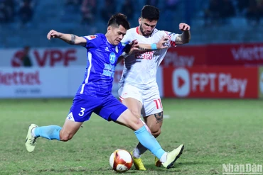 Dương Văn Hào của Nam Định tranh chấp cùng Jeferson Elias. (Ảnh: TRẦN HẢI)