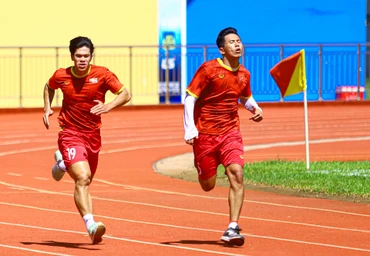 Để nâng cao thể lực cho các cầu thủ, các bài tập chủ yếu được thực hiện tại sân vận động với các nội dung về tốc độ và sức bền. (Ảnh: VFF)