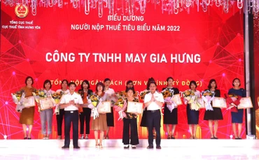 Tổng cục Thuế và Cục Thuế tỉnh Hưng Yên đã tuyên dương và trao Bằng khen, Giấy khen cho các doanh nghiệp, hộ kinh doanh tiêu biểu trong nộp thuế.