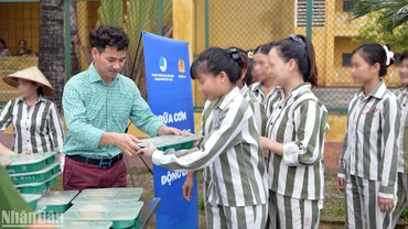 "Bữa cơm yêu thương" càng trở nên gần gũi với sự tham gia của NSND Xuân Bắc và các thành viên Câu lạc bộ Nghệ sĩ trẻ Việt Nam.