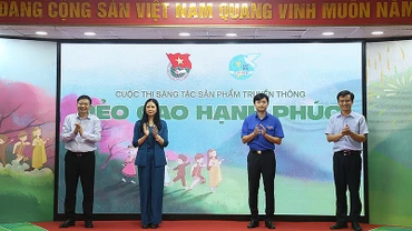 Đại diện Trung ương Đoàn, Trung ương Hội Liên hiệp Phụ nữ Việt Nam và các đơn vị liên quan thực hiện nghi thức phát động Cuộc thi.