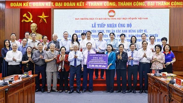 Đồng chí Đỗ Văn Chiến (thứ 8 từ phải sang, hàng đầu) cùng các đại biểu tại buổi lễ.