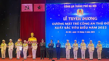 Trung tướng Nguyễn Hải Trung (đứng giữa) cùng đại diện Ban Thanh niên Công an nhân dân, Thành đoàn Hà Nội tuyên dương các Gương mặt trẻ Công an Thủ đô xuất sắc, tiêu biểu năm 2023.