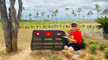 Lường Hoài Nam trong một chuyến công tác ở khu vực biên giới. (Ảnh: nhân vật cung cấp)