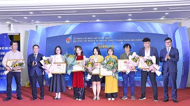Các đồng chí đại diện Ban tổ chức Giải báo chí trao giải A tặng nhóm tác giả Báo Tiền Phong.