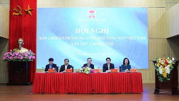 Chủ tịch Hội Nông dân Việt Nam Lương Quốc Đoàn (ở giữa) và các đồng chí chủ trì Hội nghị.