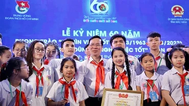 Chủ tịch nước Võ Văn Thưởng và các đại biểu thiếu nhi tại Lễ kỷ niệm 60 năm phong trào "Nghìn việc tốt" - 1 trong 10 sự kiện, hoạt động tiêu biểu của công tác Đoàn và phong trào thanh, thiếu nhi năm 2023.