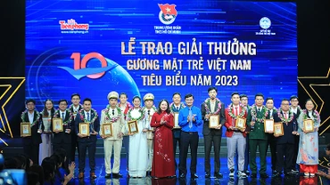 Quyền Chủ tịch nước Võ Thị Ánh Xuân (áo đỏ, ở giữa) và Bí thư thứ nhất Trung ương Đoàn Bùi Quang Huy trao phần thưởng tặng các Gương mặt trẻ Việt Nam tiêu biểu, triển vọng năm 2023 tại buổi lễ.