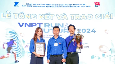 Bí thư Đoàn Thanh niên VNPT Nguyễn Quang Long, Trưởng Ban tổ chức Giải chạy, trao giải Nhất tập thể tặng đại diện VNPT Đắk Lắk.