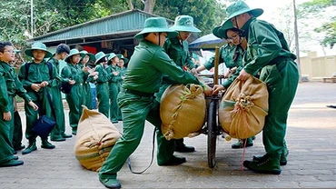 Các "Chiến sĩ nhỏ Điện Biên" trải nghiệm, tranh tài đẩy xe đạp thồ.