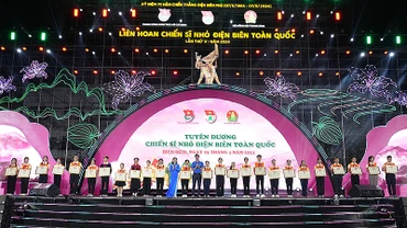 Các đồng chí Bùi Quang Huy, Ủy viên dự khuyết Trung ương Đảng, Bí thư thứ nhất Trung ương Đoàn và Nguyễn Phạm Duy Trang, Bí thư Trung ương Đoàn, Chủ tịch Hội đồng Đội Trung ương trao Bằng khen tặng các "Chiến sĩ nhỏ Điện Biên" toàn quốc năm 2024.