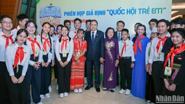 Chủ tịch Quốc hội Trần Thanh Mẫn và nguyên Phó Chủ tịch nước Trương Mỹ Hoa cùng các đại biểu dự Phiên họp giả định "Quốc hội trẻ em" lần thứ 2. Trong số này, có nhiều em là người dân tộc thiểu số.