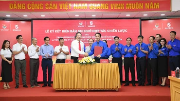 Bí thư Trung ương Đoàn Ngô Văn Cương và Tổng Giám đốc Sabeco Lester Tân trao biên bản ghi nhớ hợp tác chiến lược tại buổi lễ.