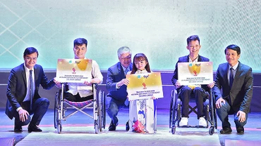 Các đồng chí lãnh đạo Đảng, Nhà nước, Trung ương Đoàn trao Bằng khen tặng các tấm gương "Tỏa sáng nghị lực Việt" năm 2023. 