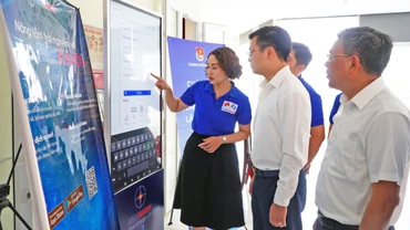 Các đại biểu giới thiệu những giải pháp tiết kiệm điện, phòng chống cháy nổ tại Hội thảo.