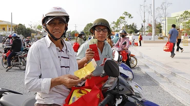Người dân có hoàn cảnh khó khăn sau khi tham gia trò chơi hái lộc trong khuôn khổ chương trình "Tết sẻ chia, năm Rồng khởi sắc".