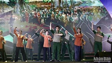 Tiết mục tái hiện tinh thần sục sôi chiến đấu của quân và dân ta trong Chiến dịch Điện Biên Phủ.
