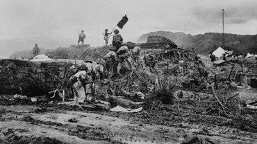 Ngày 7/5/1954, toàn bộ tập đoàn cứ điểm của địch ở Điện Biên Phủ đã bị quân ta tiêu diệt, lá cờ "Quyết chiến quyết thắng" đang phấp phới bay trên nóc hầm Đờ Cát. (Ảnh: TTXVN)