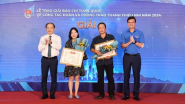 Các đồng chí Phạm Tất Thắng, Bùi Quang Huy (lần lượt ngoài cùng bên trái và phải) trao giải A tặng các đại diện nhóm tác giả Báo Nhân Dân. 
