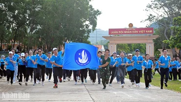 Lá cờ của Hội Sinh viên Việt Nam tung bay trong Giải chạy VUG Running trên đảo Thổ Châu.