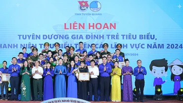 Ban tổ chức tuyên dương các cá nhân tiêu biểu tại liên hoan.