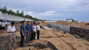 Đoàn công tác kiểm tra công tác ứng phó cơn bão số 4 tại công trình kè biển An Phú. 