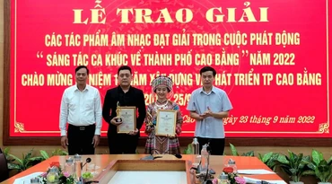 Ban Tổ chức trao giải cho 2 tác giả có ca khúc đoạt giải B.